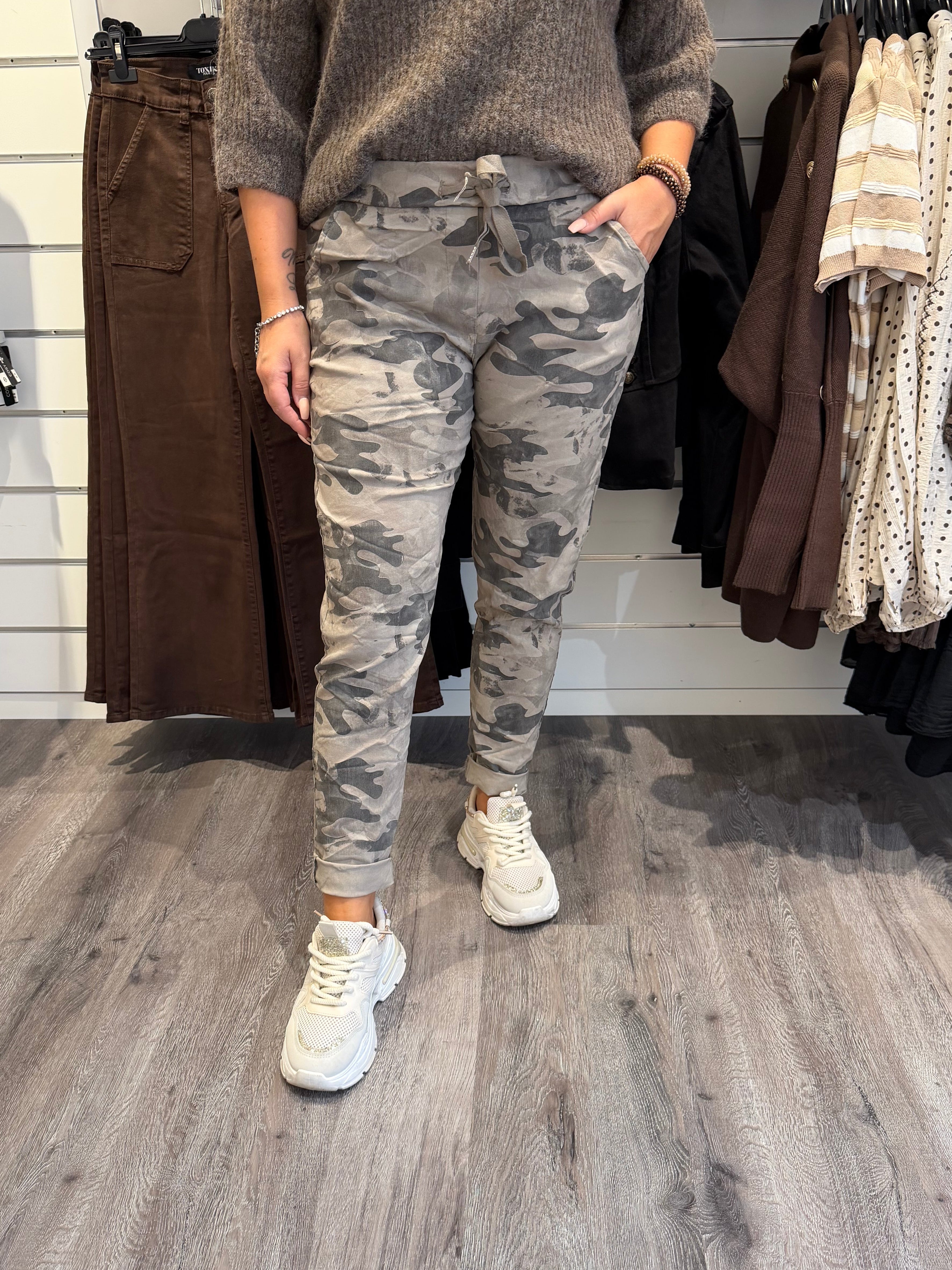 Solveig- Magiska byxor Camo Taupe