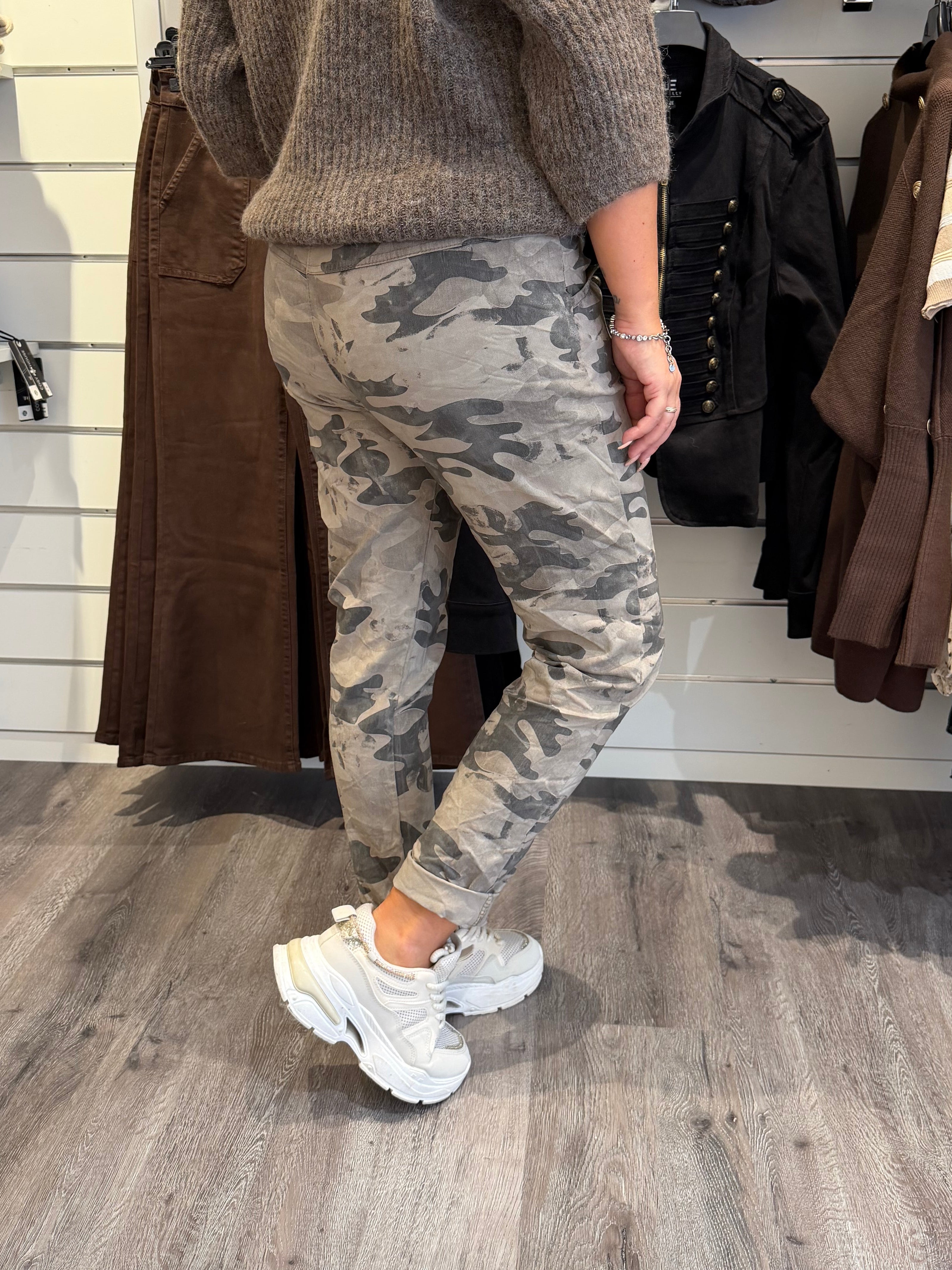 Solveig- Magiska byxor Camo Taupe