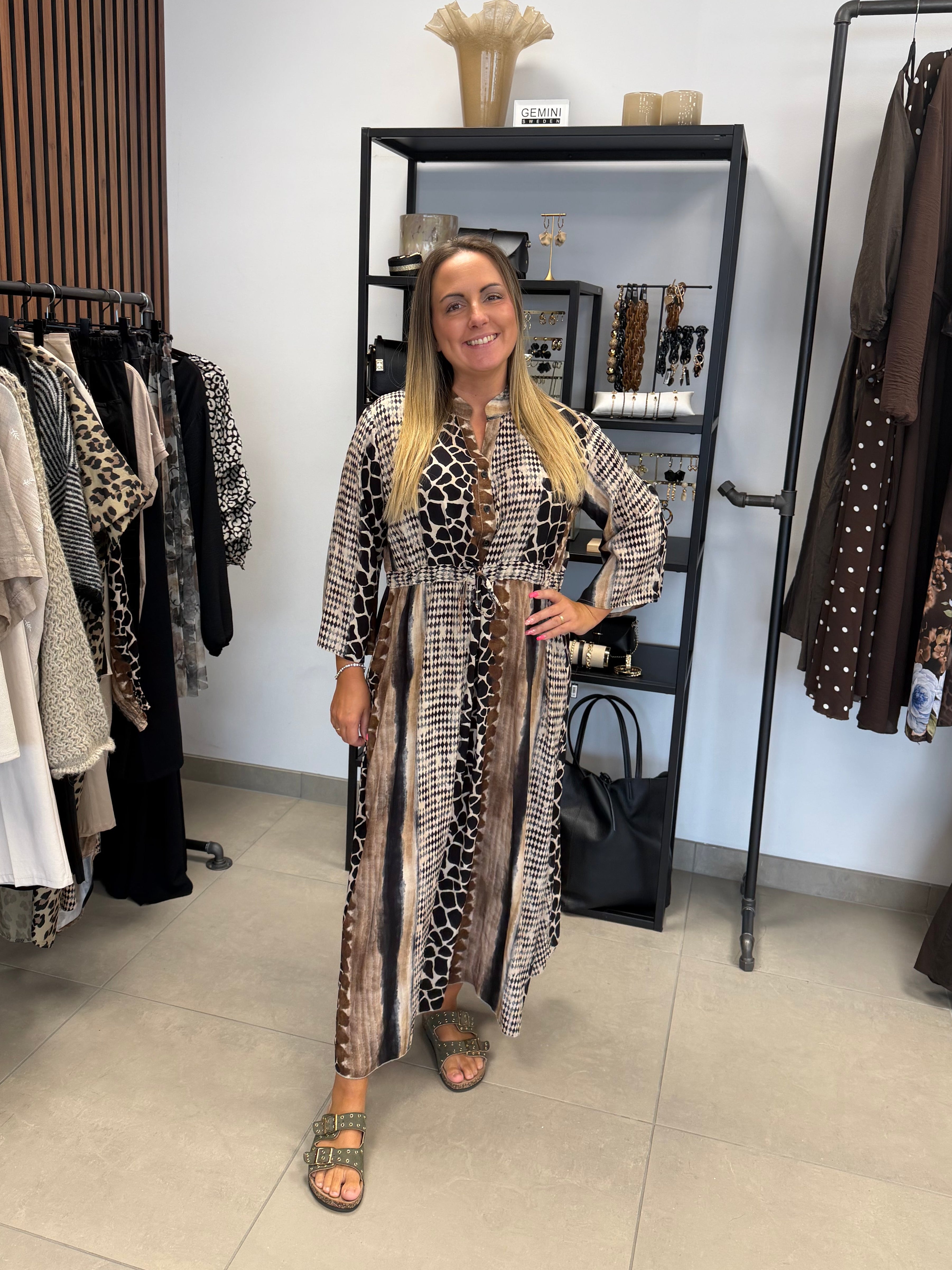Claudia maxiklänning animalprint Svart