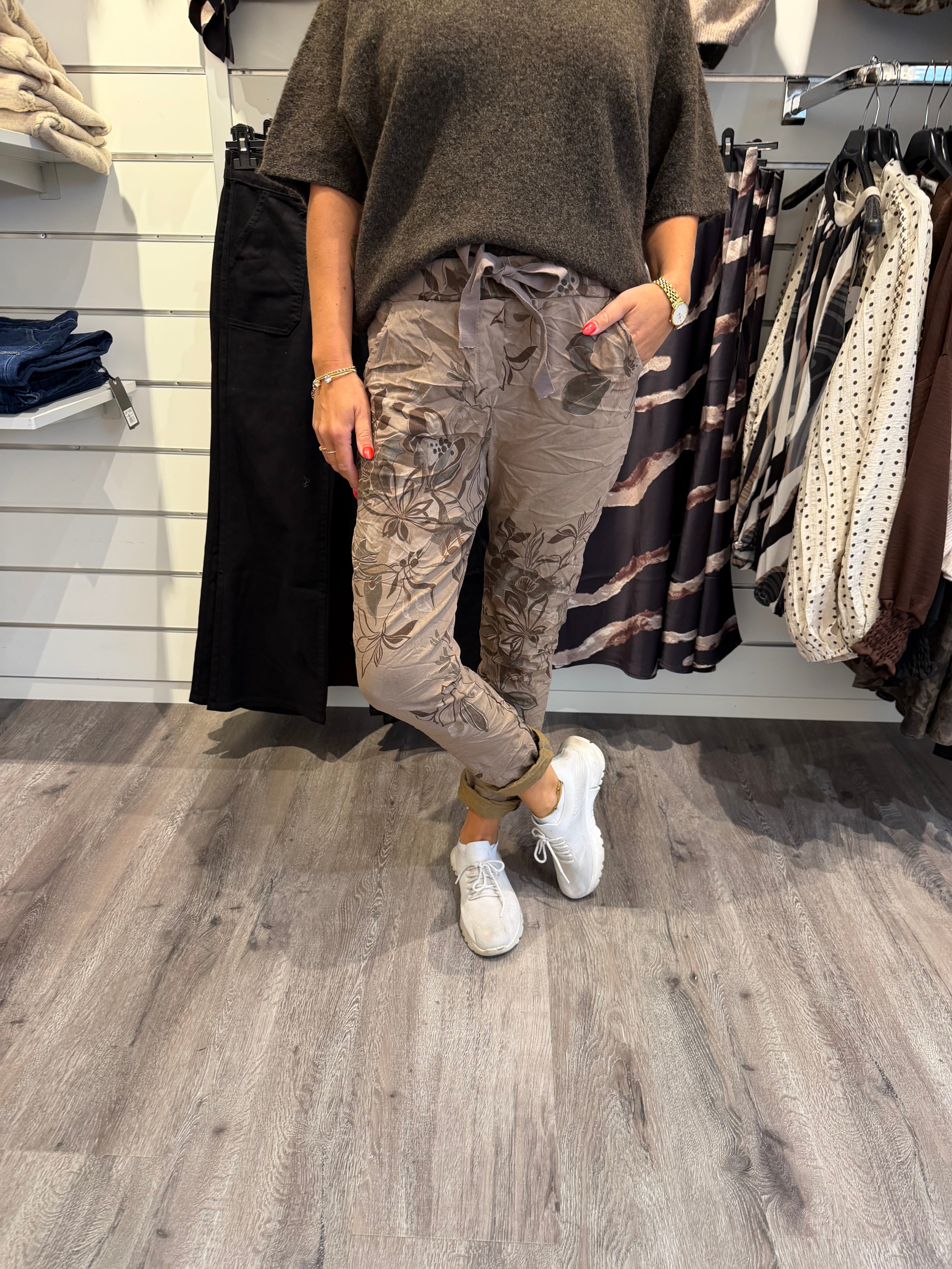 Solveig- Magiska byxor Flower Taupe