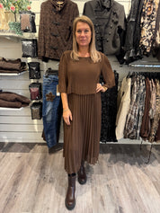 Amanda Klänning Plisserad Choco