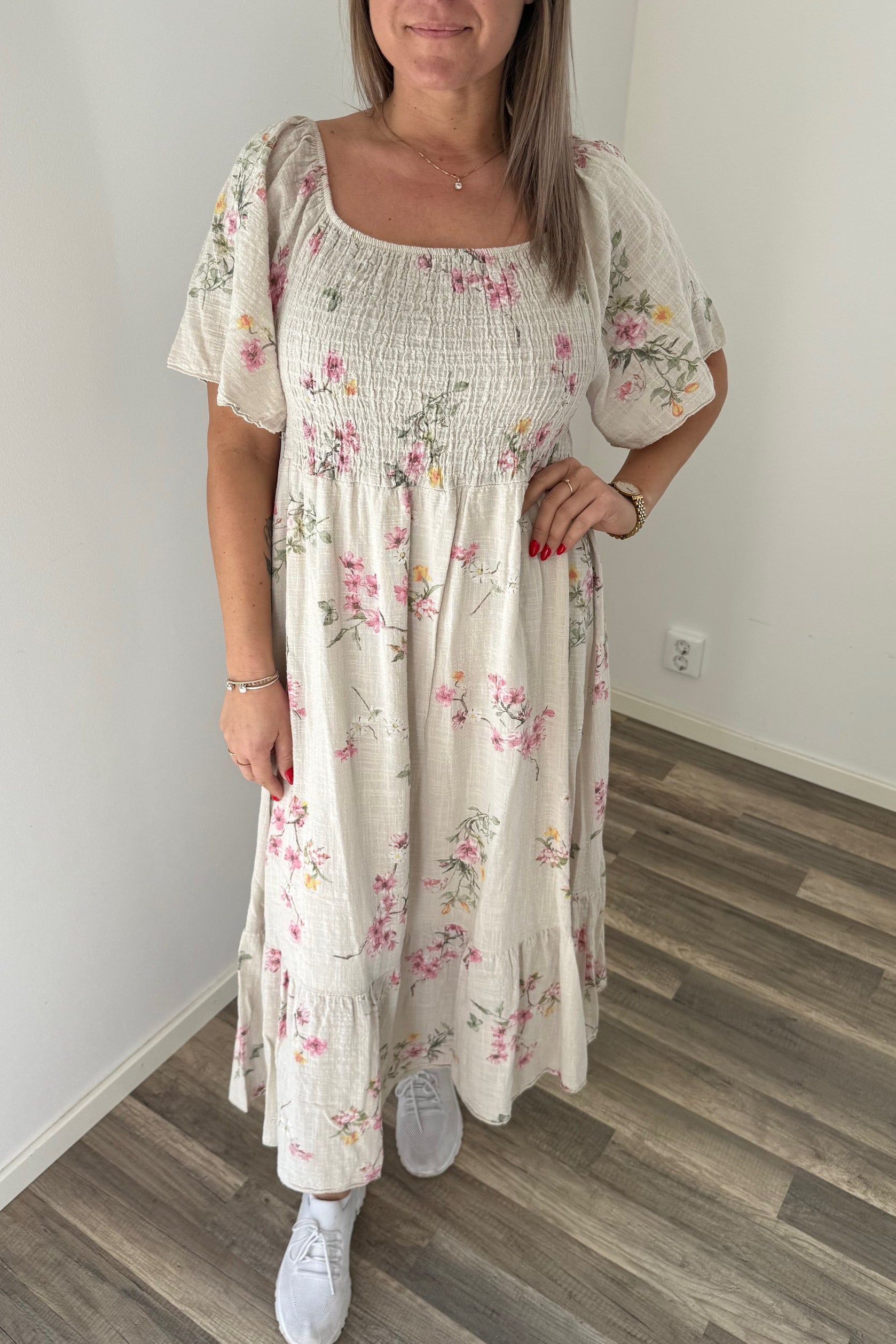 Alexabeige1_71455841-2176-4166-98fa-5f5c37eea9c0.jpg