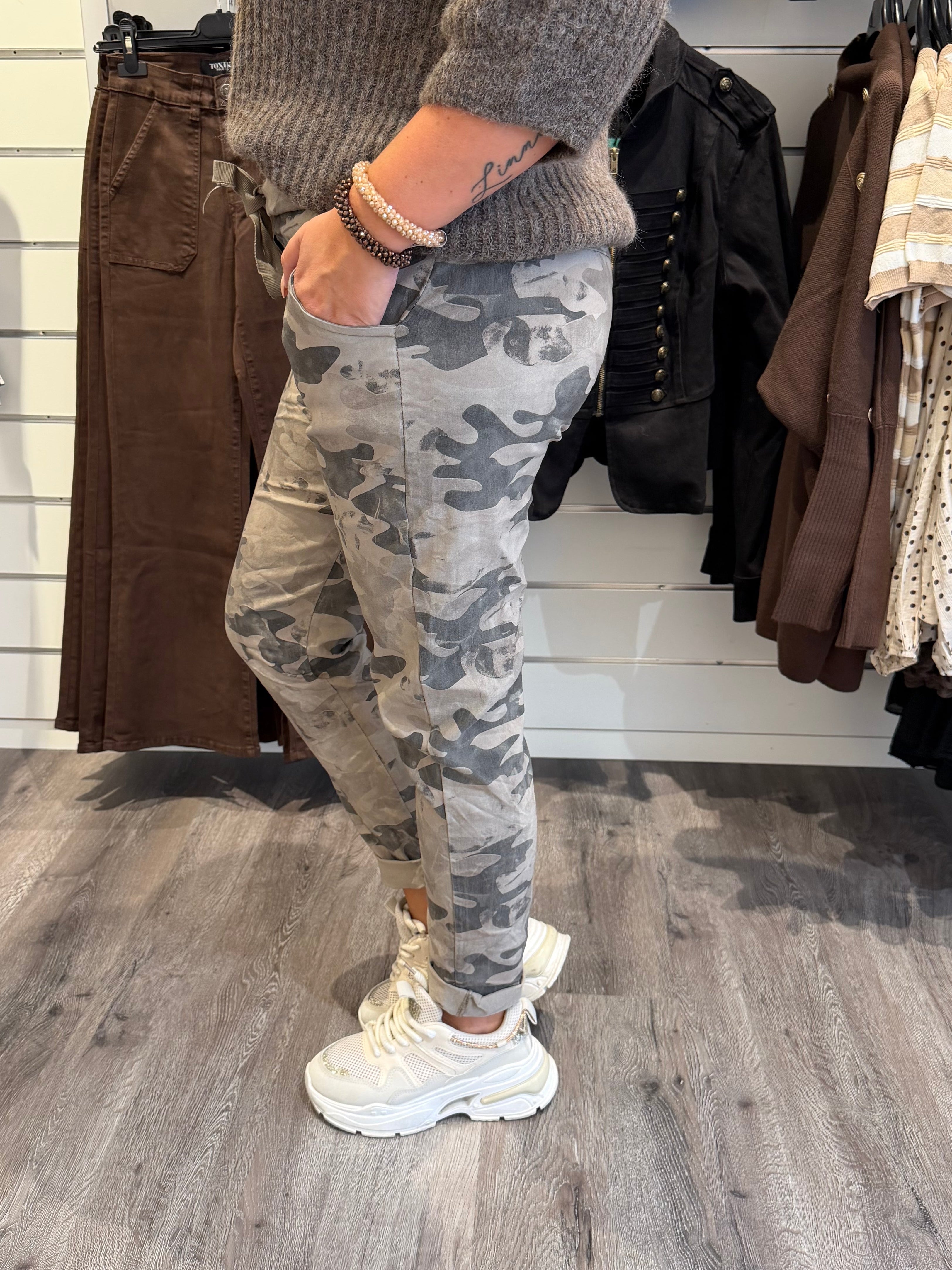 Solveig- Magiska byxor Camo Taupe