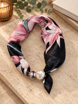 Kalya Scarf med pärla Flower Svart