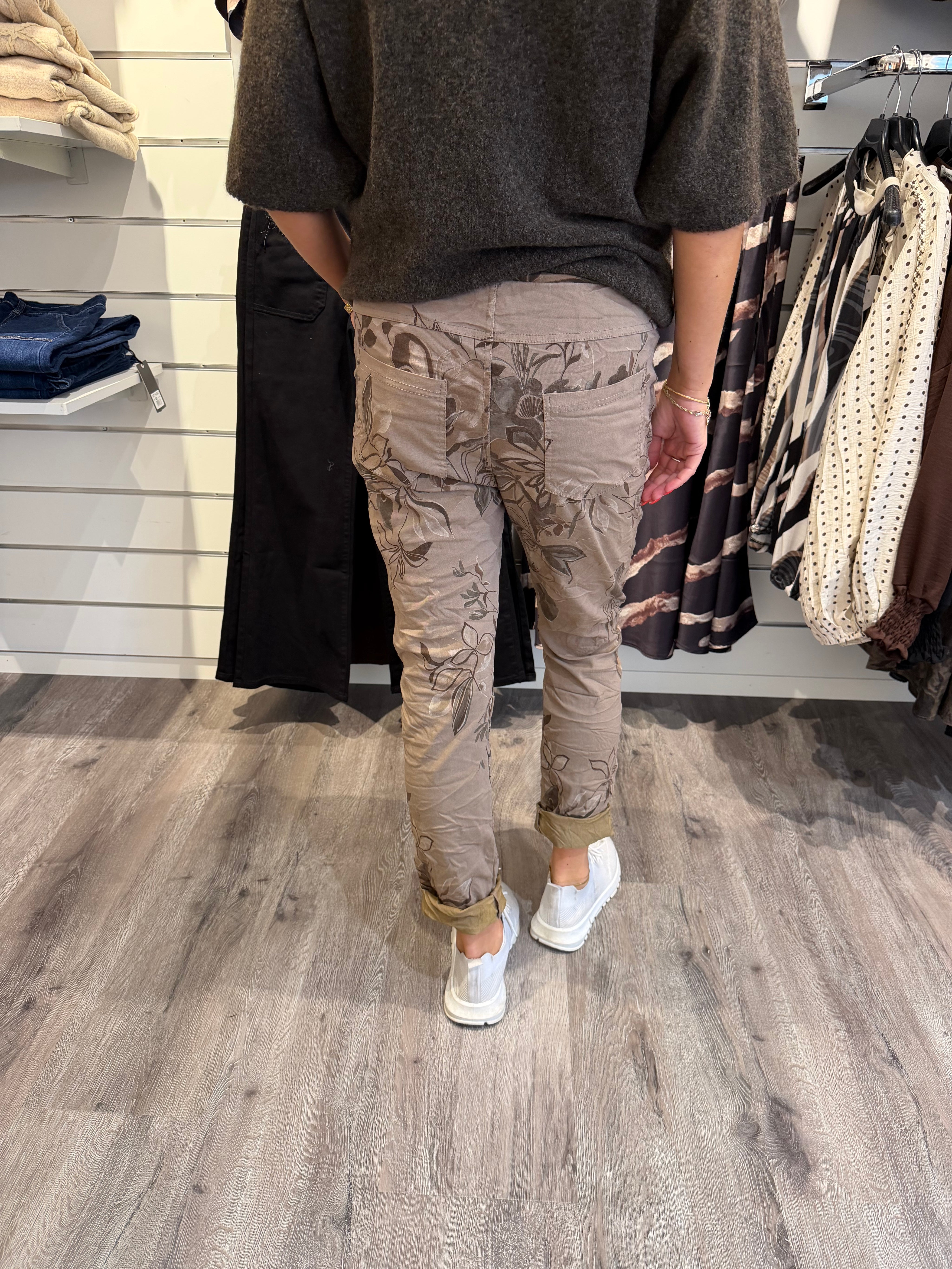 Solveig- Magiska byxor Flower Taupe