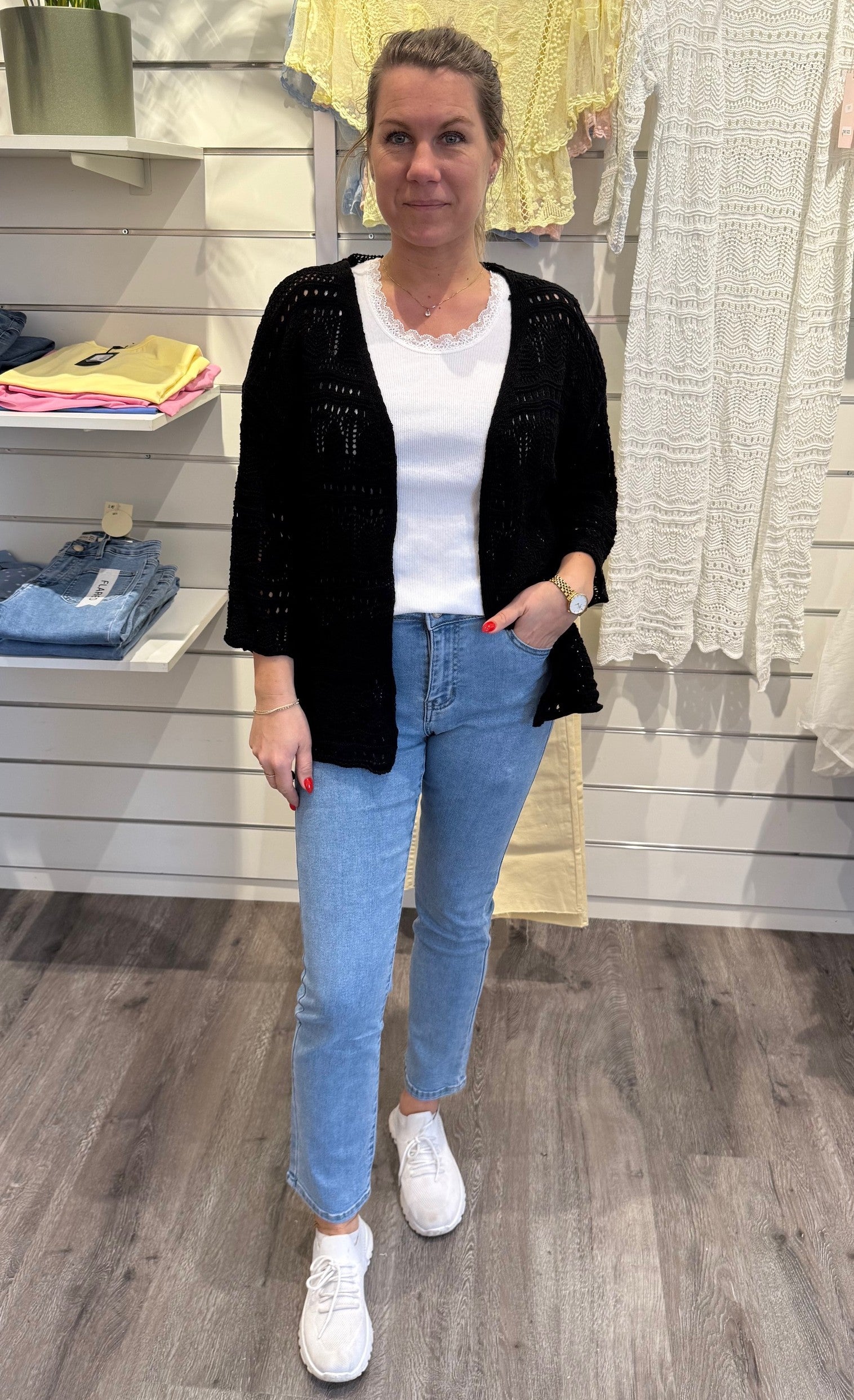 Hailey - Kort virkad Kofta - Svart