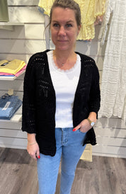 Hailey - Kort virkad Kofta - Svart