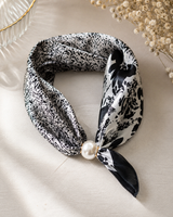 Scarf med pärla - Svart