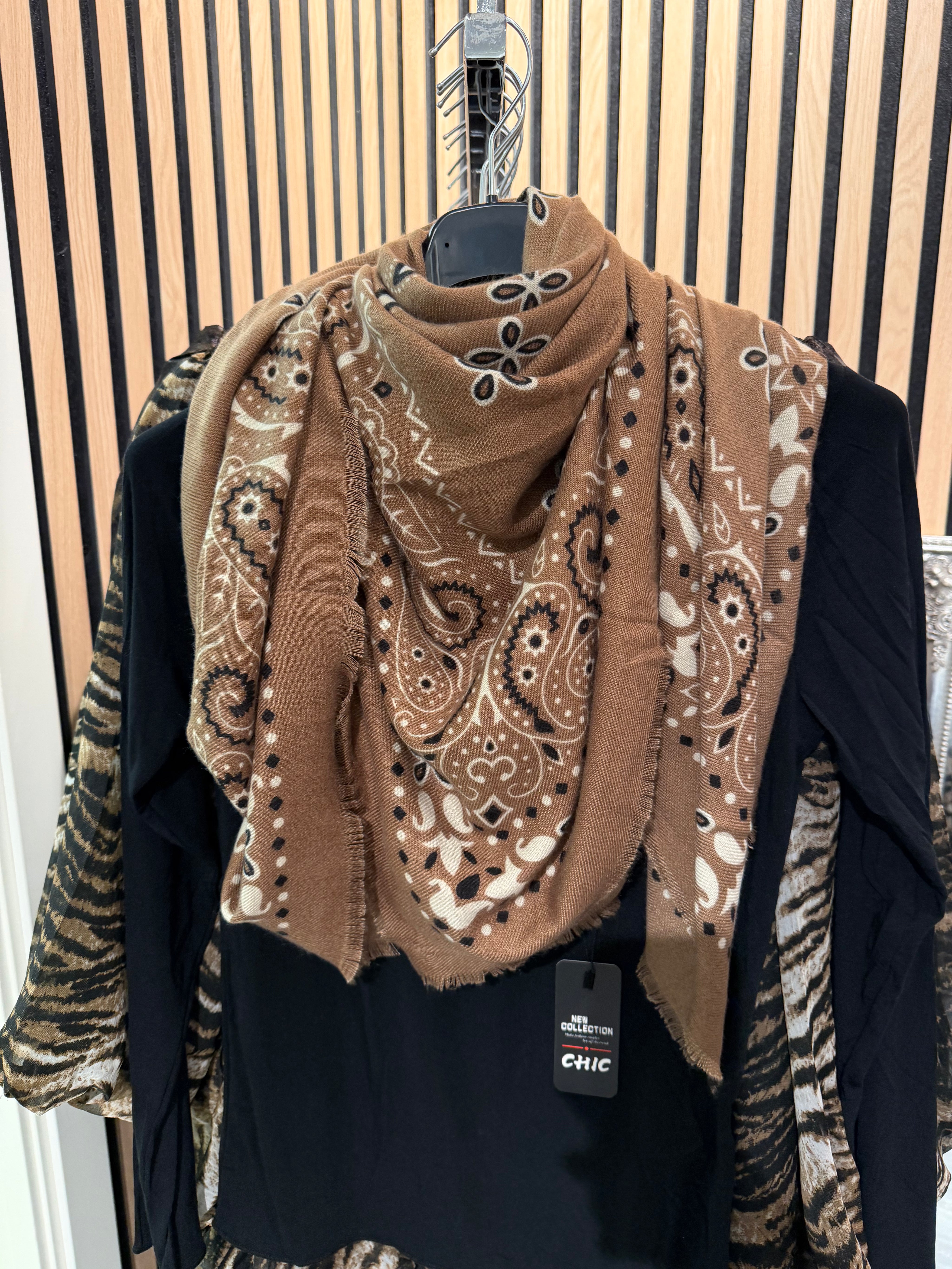 Lola Sjal Paisley Taupe