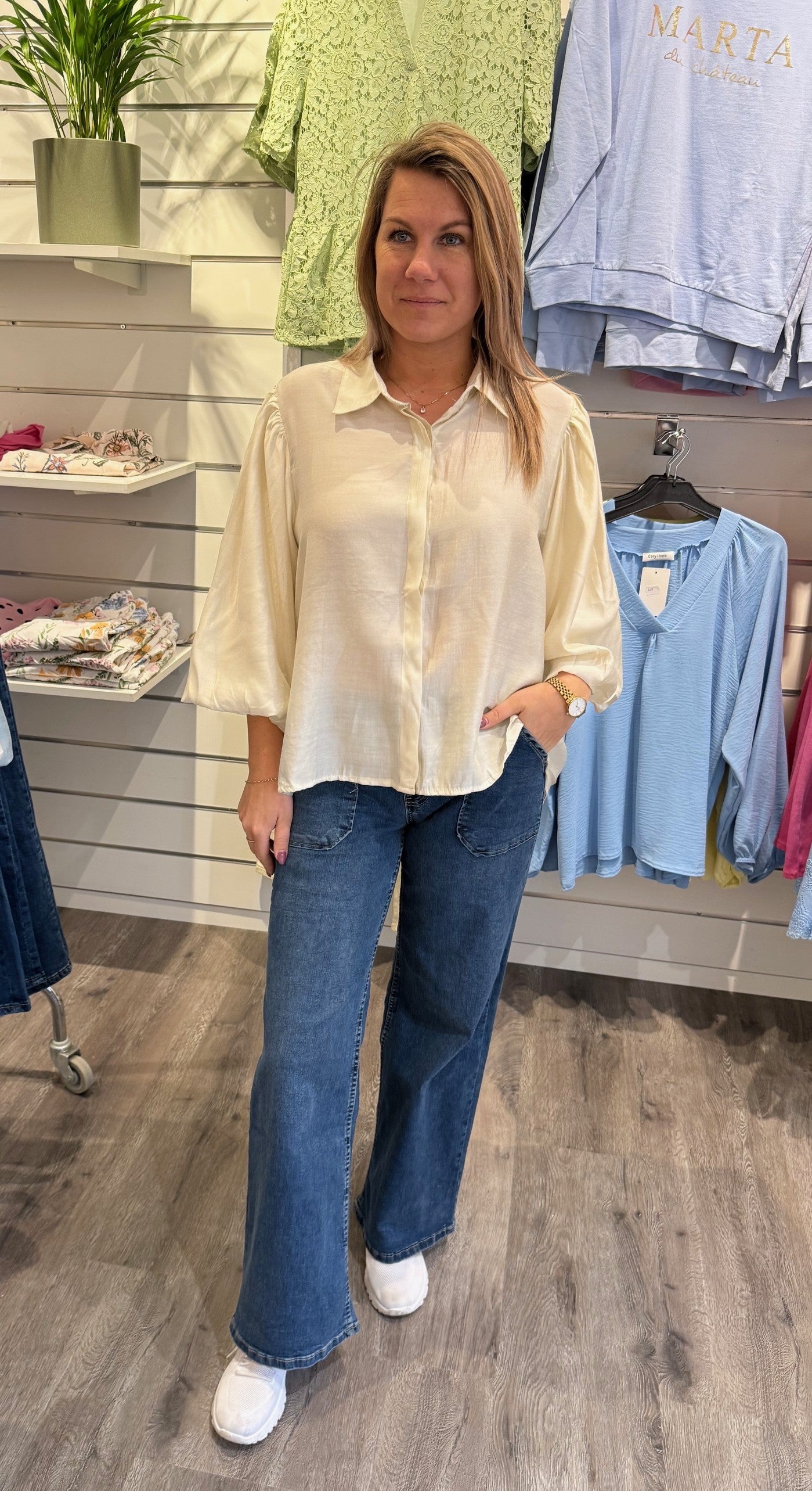 Kerstin - Blus med ballongarm - Beige