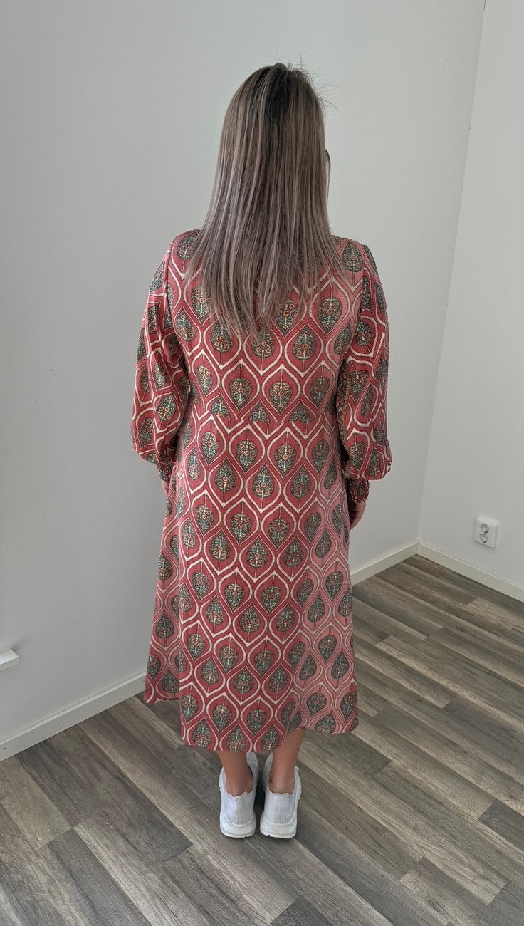 Benedikte Klänning Mönster  Rosa