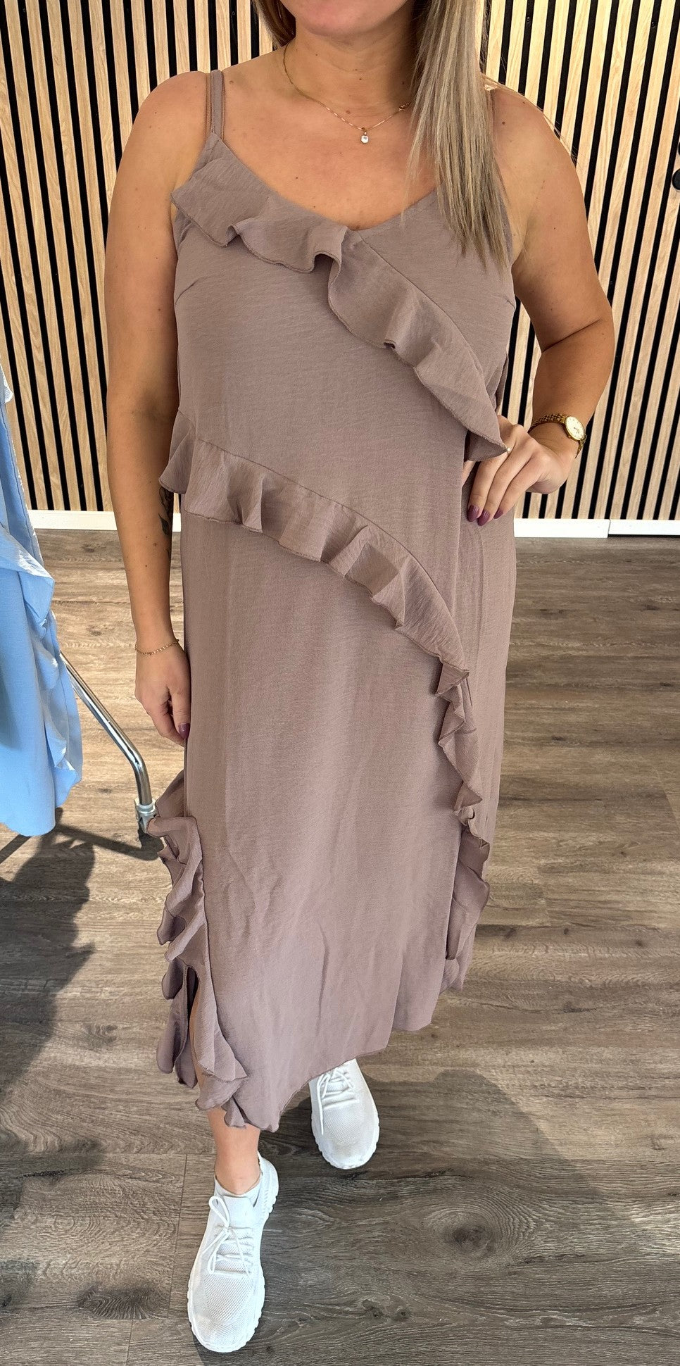 STLilian - Klänning - Volang - Taupe