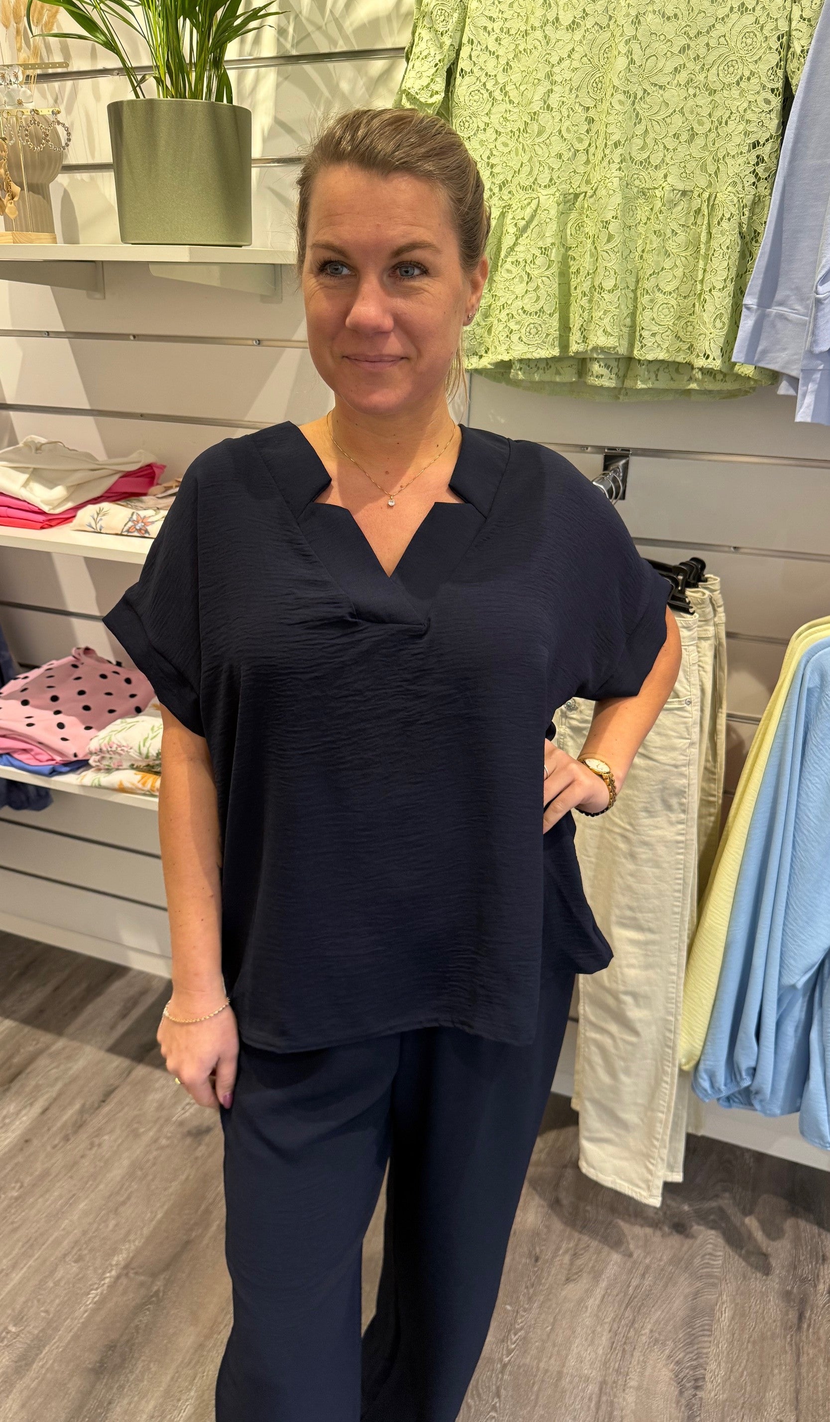 Lilly - V-ringad topp - Navy