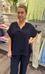 Lilly - V-ringad topp - Navy