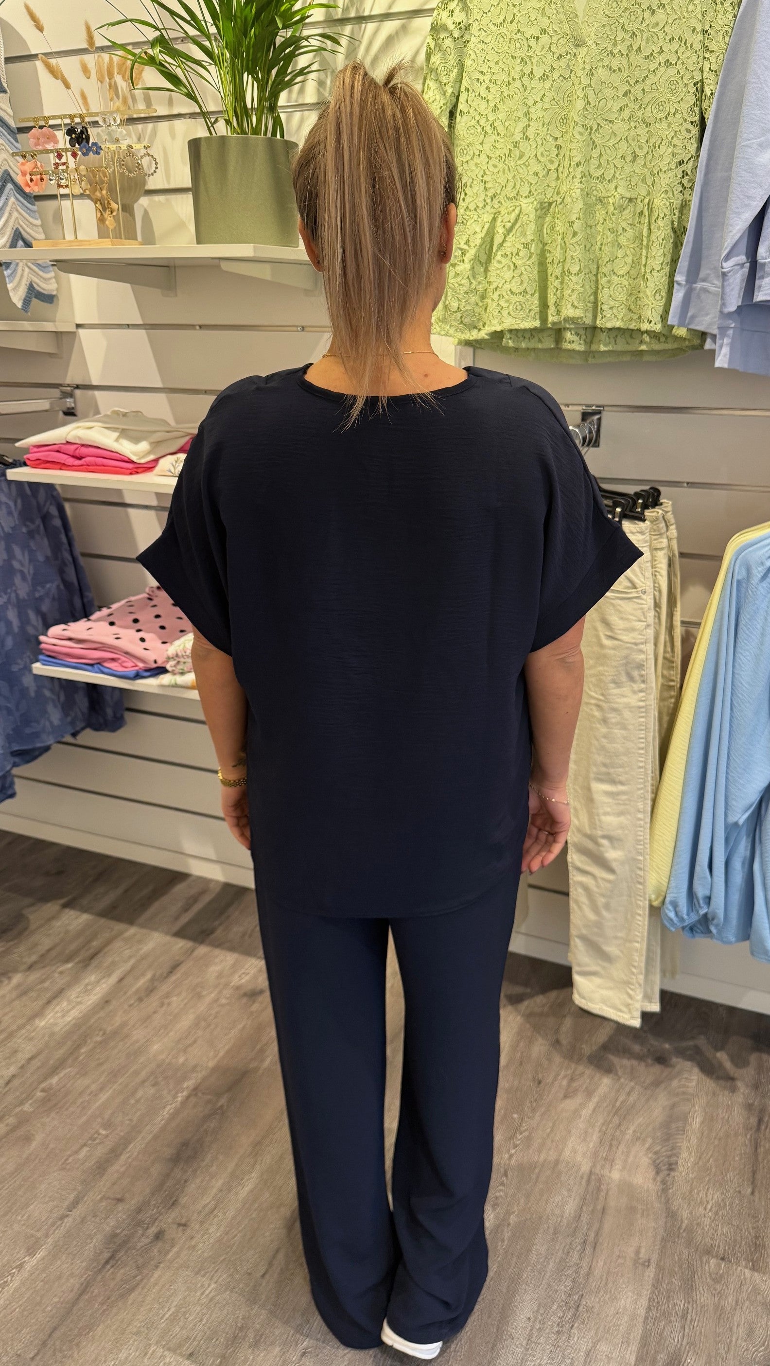 Lilly - V-ringad topp - Navy