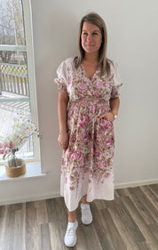 Lydia Klänning Blommig Rosa