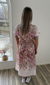 Lydia Klänning Blommig Rosa