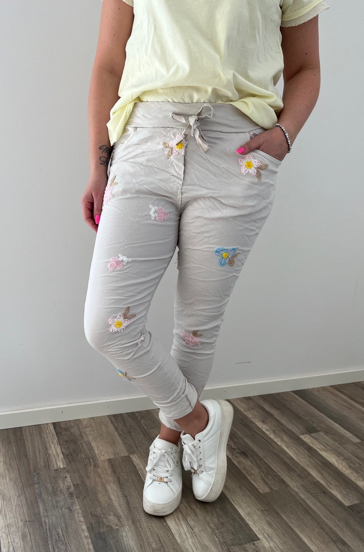 Mirela magiska byxor Beige
