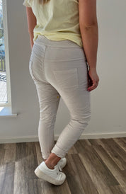 Mirela magiska byxor Beige