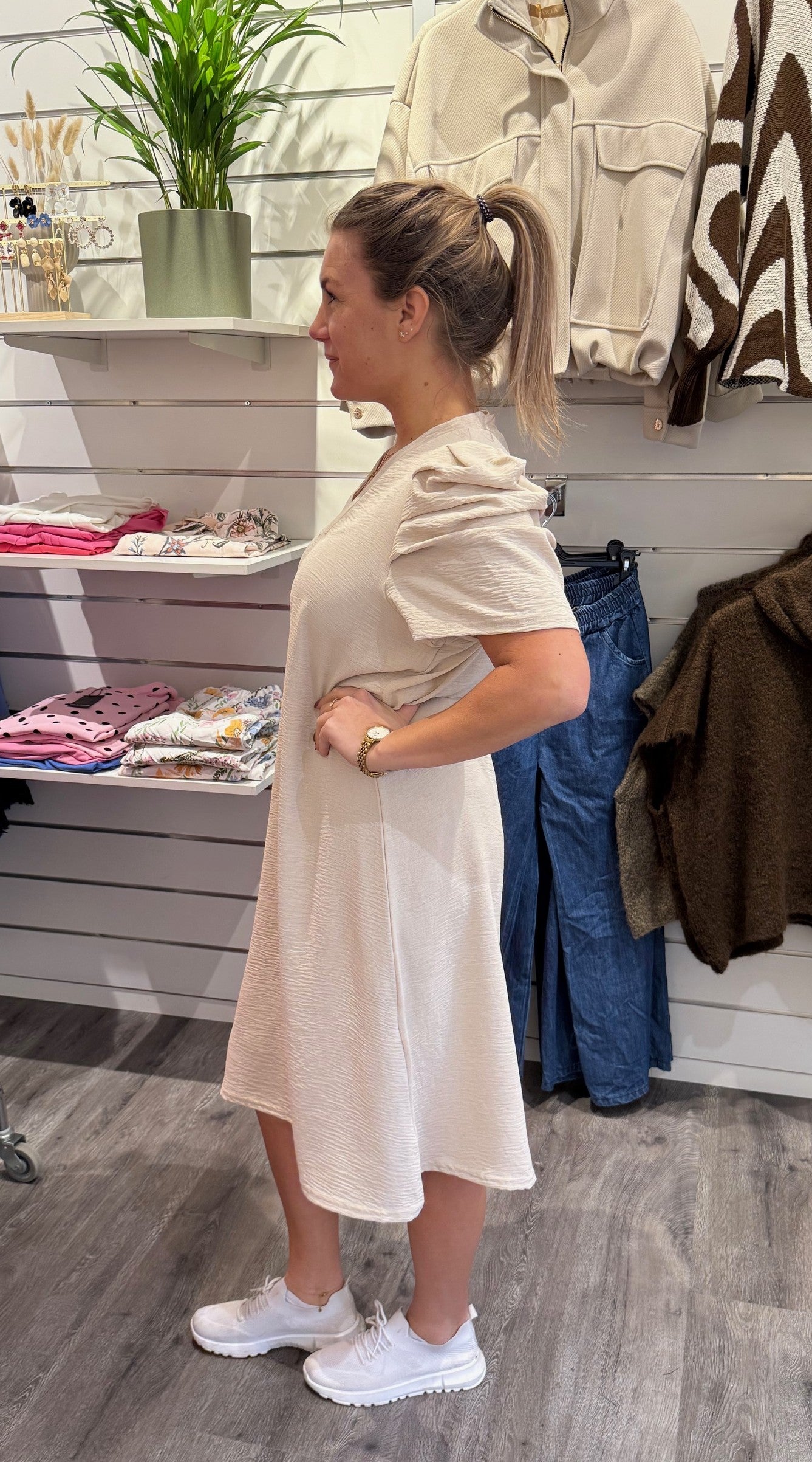 Molly- Klänning med puffärm- Beige