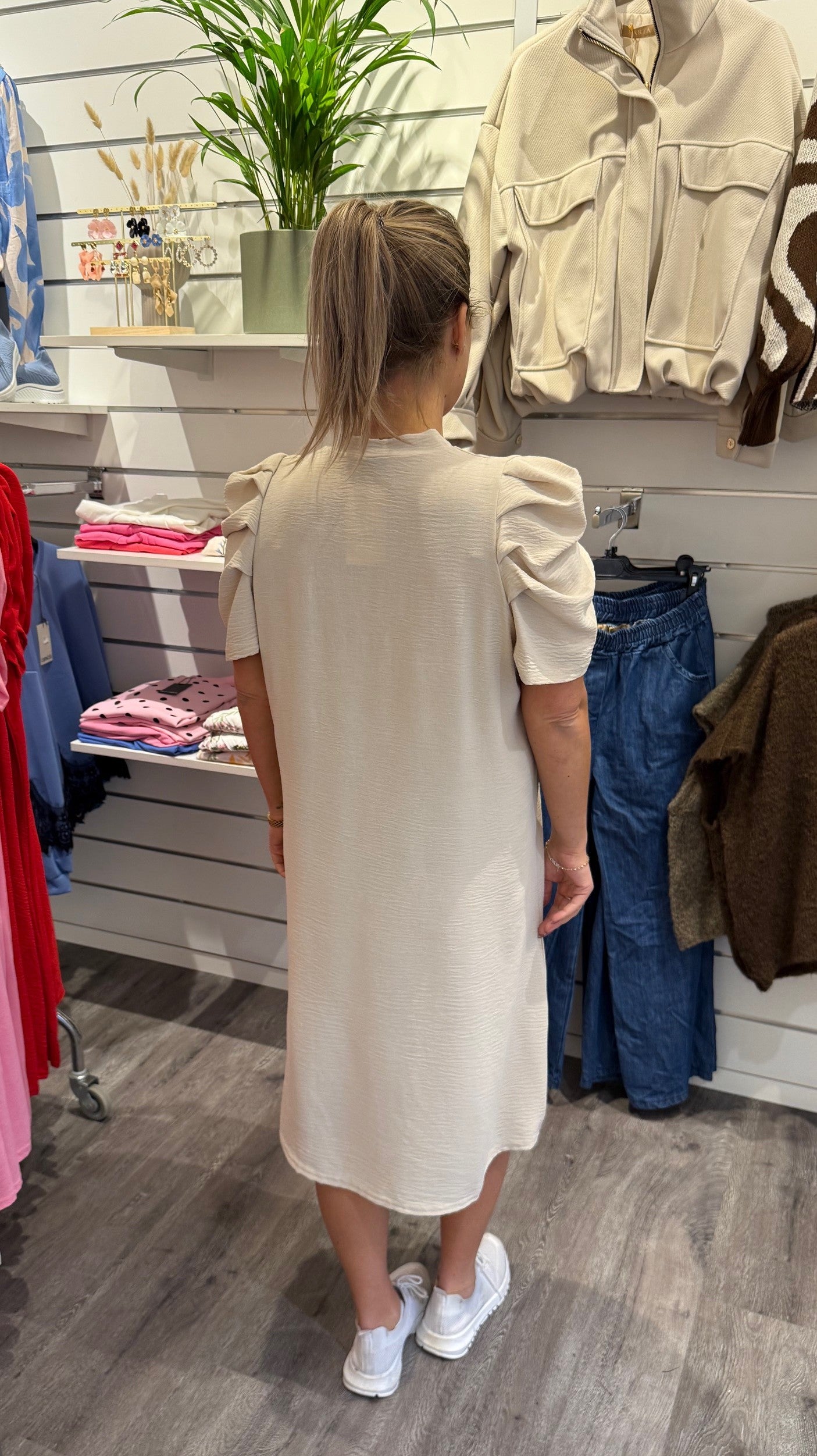 Molly- Klänning med puffärm- Beige