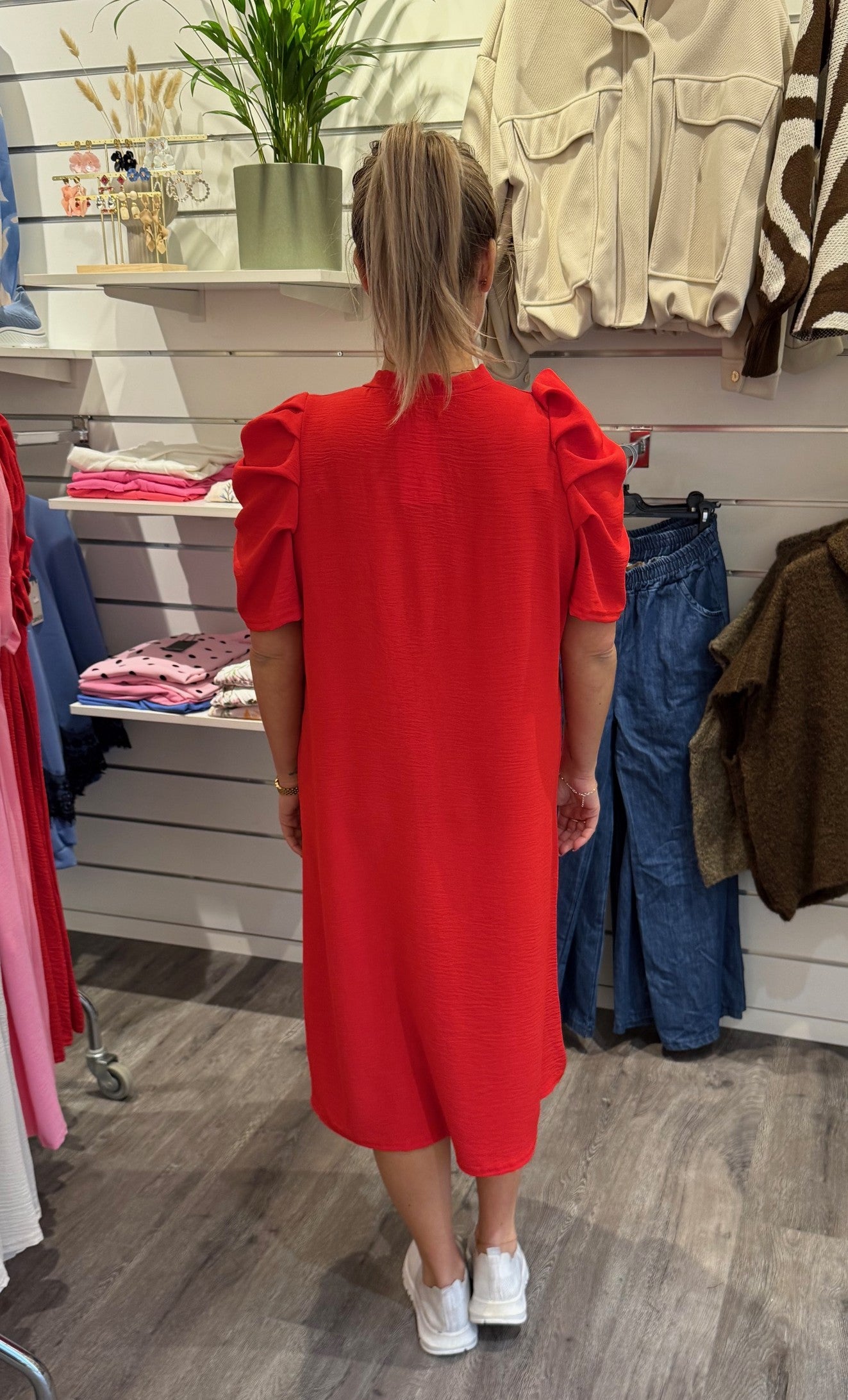 Molly - Klänning med puffärm- Röd