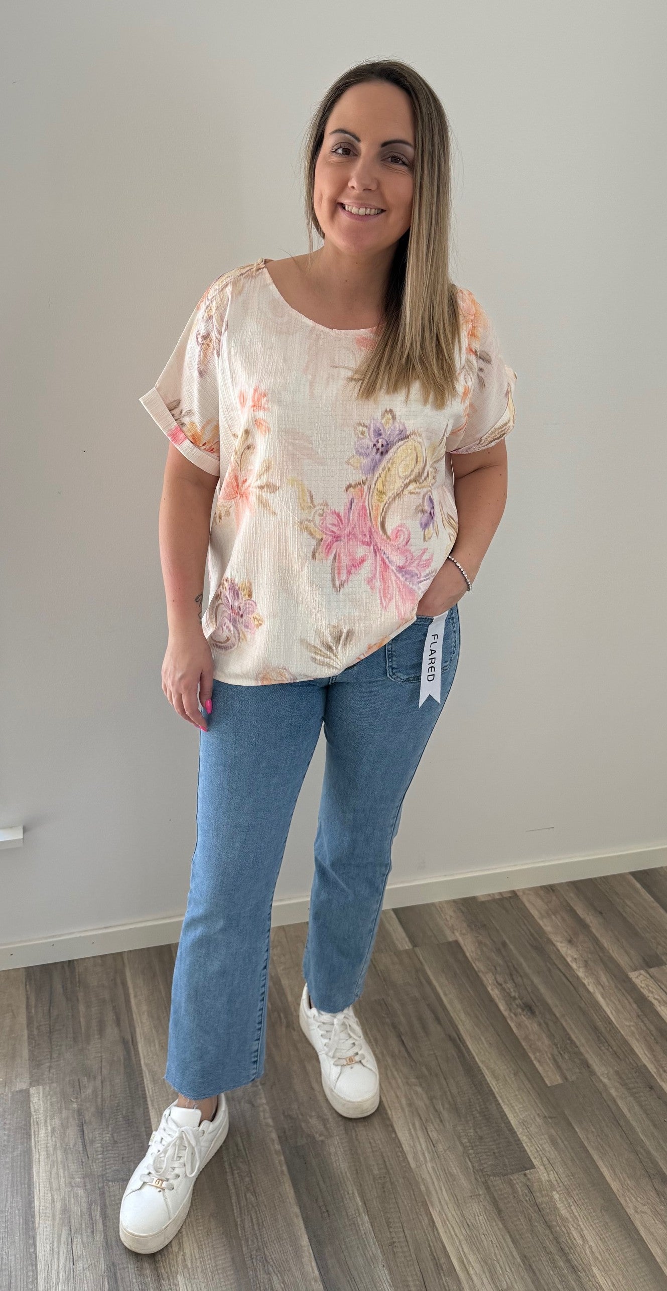 Monica Topp med blommor Beige