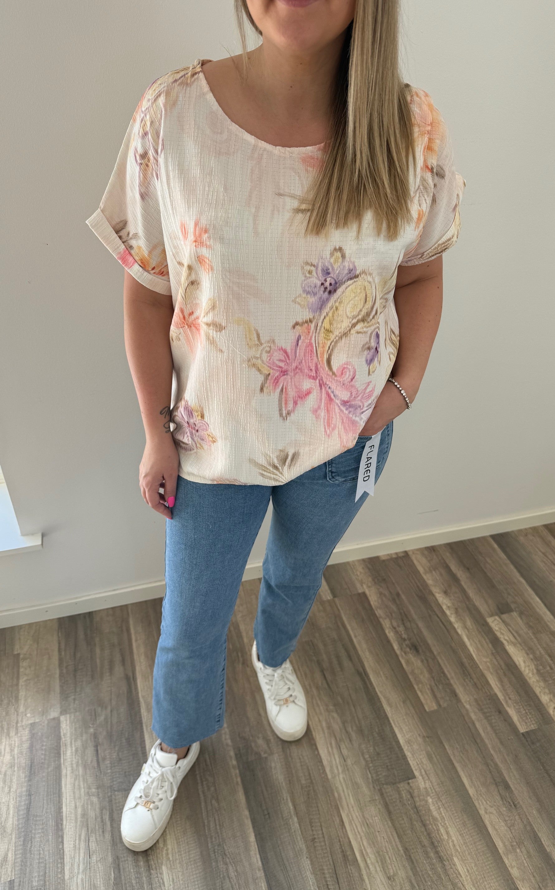 Monica Topp med blommor Beige