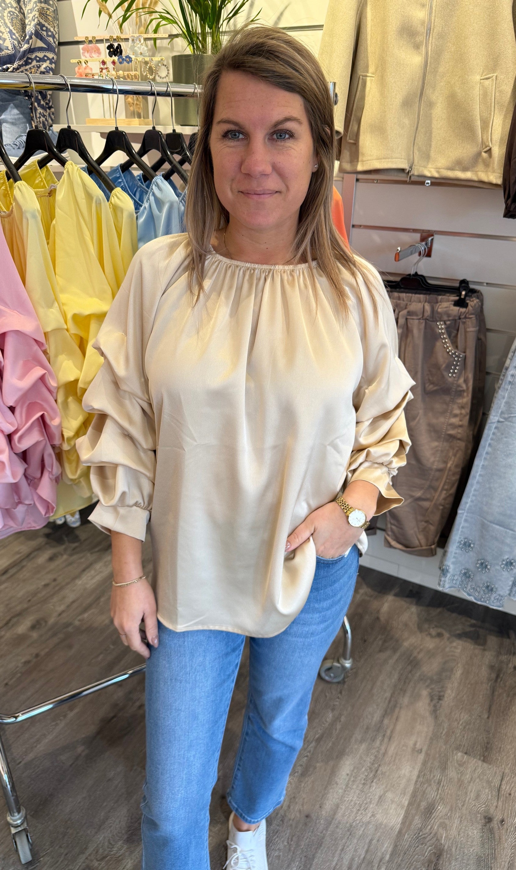 Raya - Topp med volang - Beige