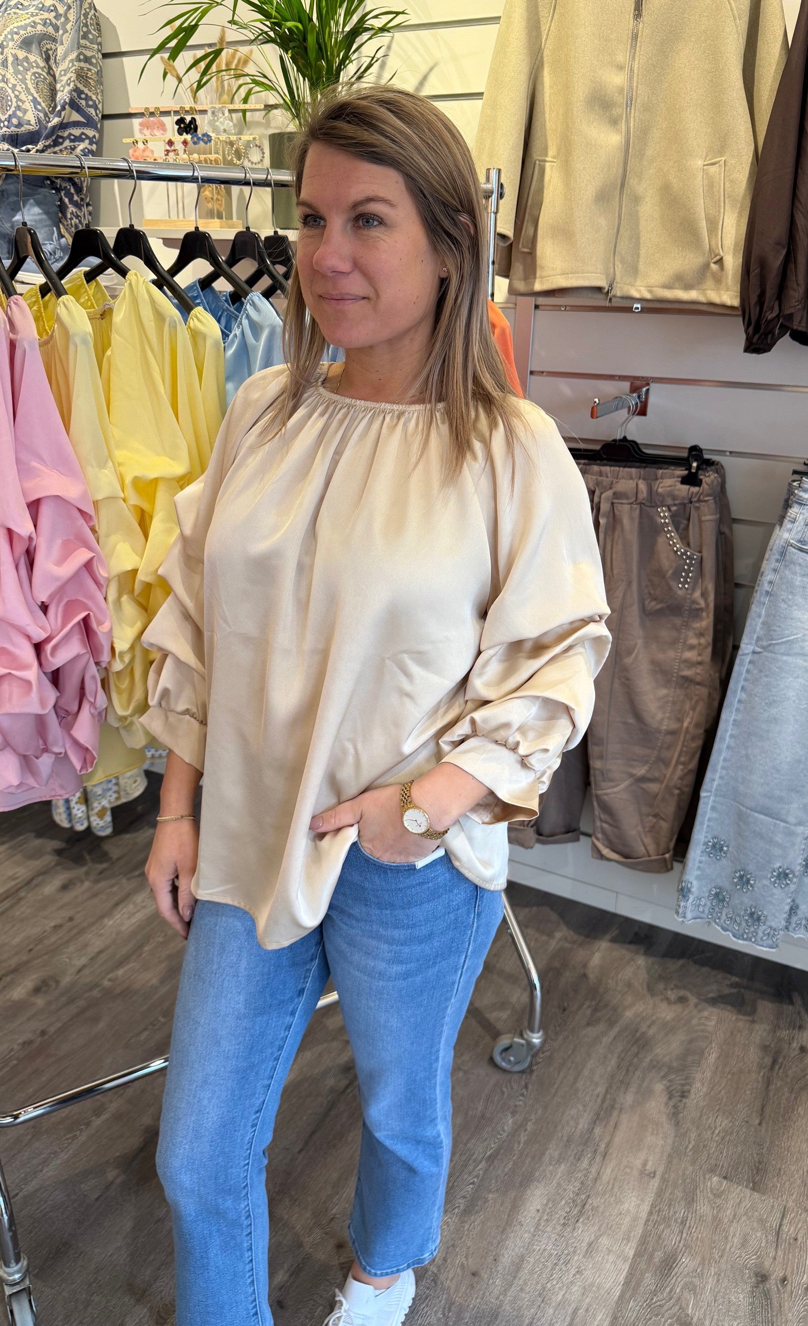Raya - Topp med volang - Beige