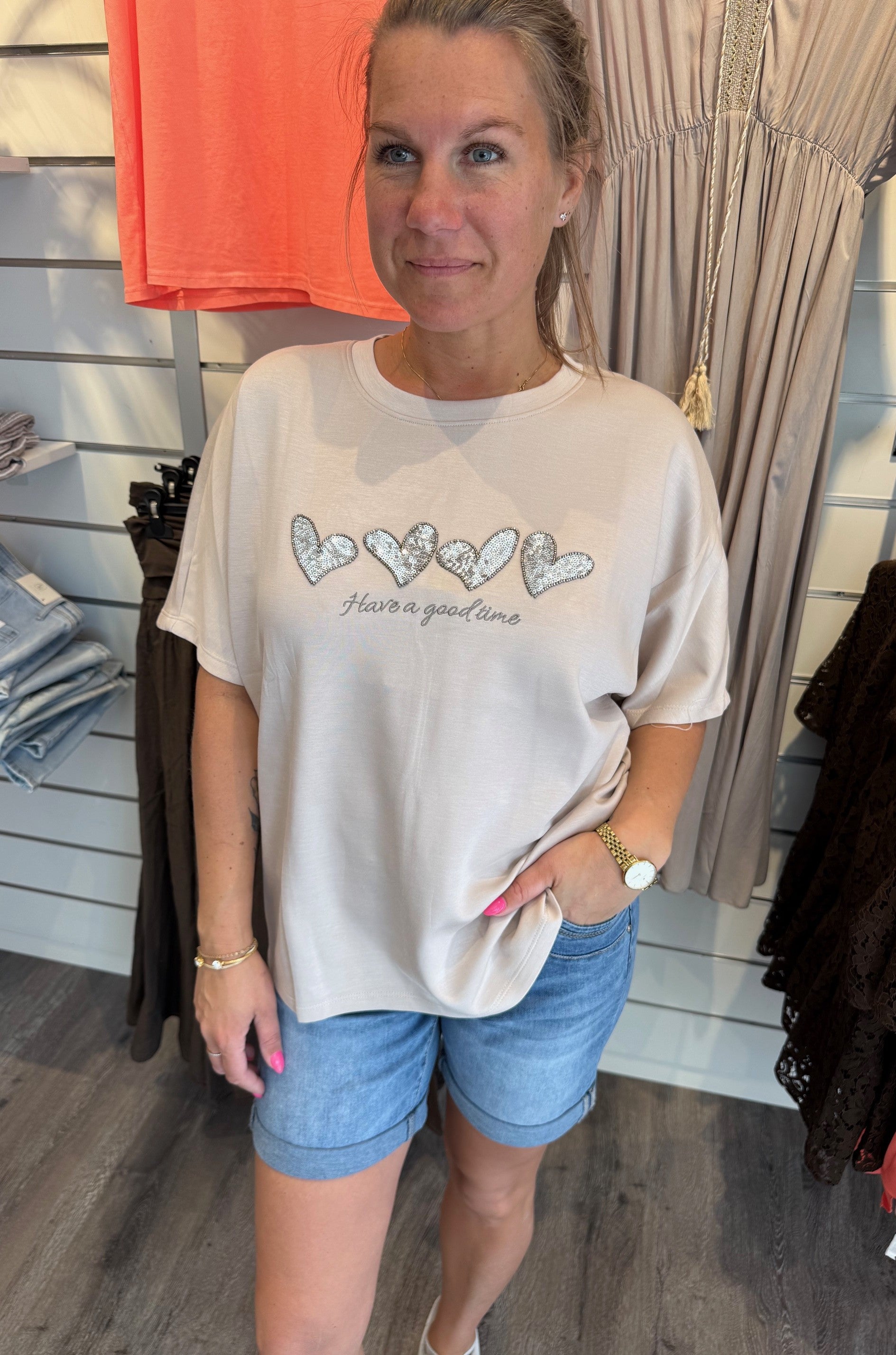 Trine T-shirt Hjärtan Beige