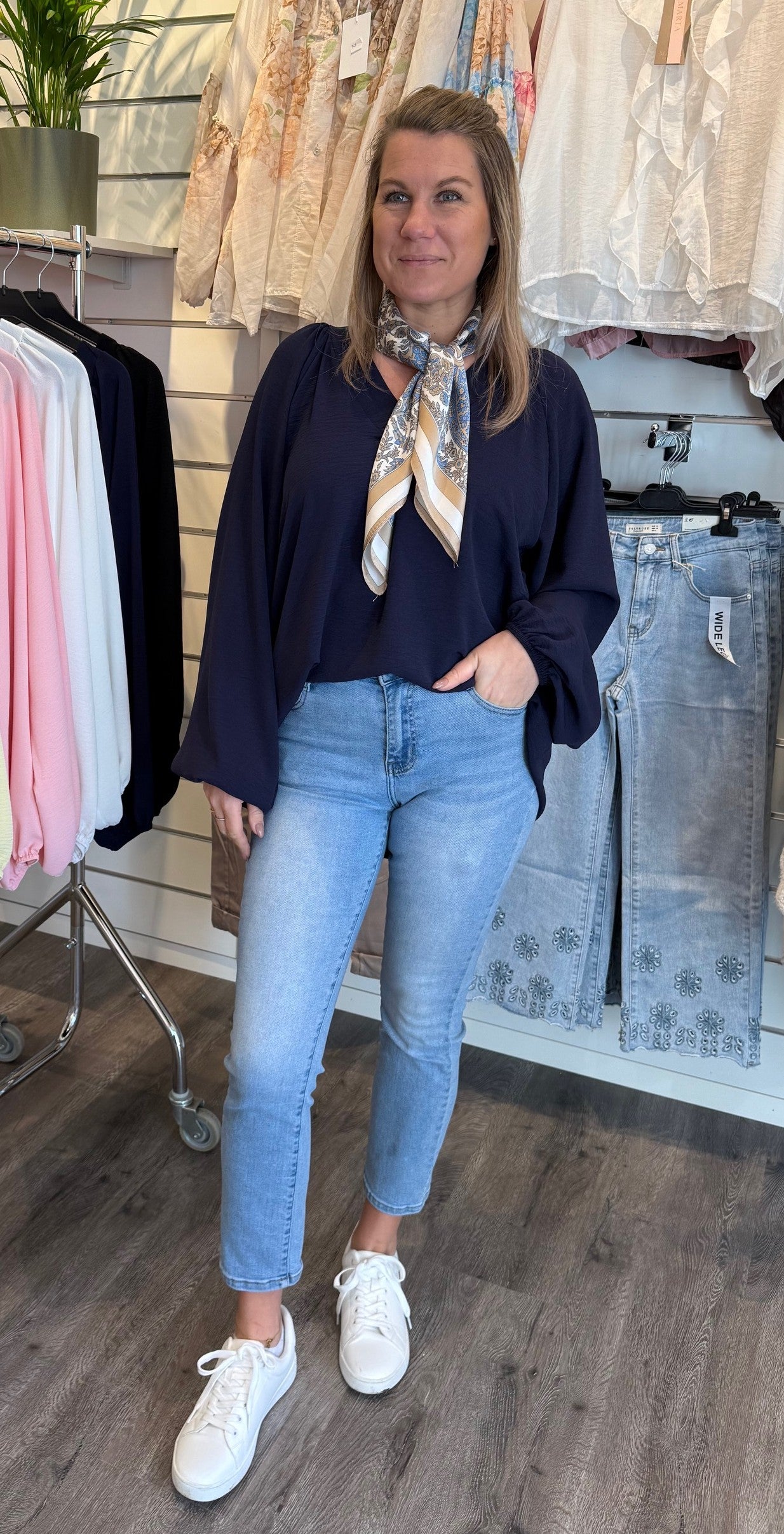 Vicki -  Blus V-ringad - Navy - Nyhet