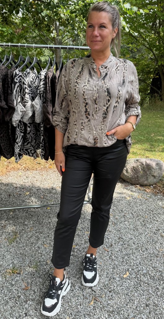 Aida - Blus Leopardmix Taupe FÖRBOKA