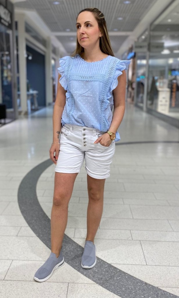 Alba - Jeansshorts med knappar- Vit