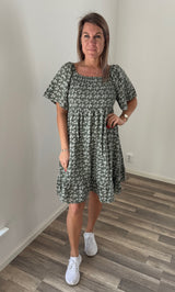Alexa Klänning Flower Khaki