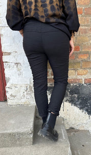 Amina - Byxor med knyt - Svart - Nyhet