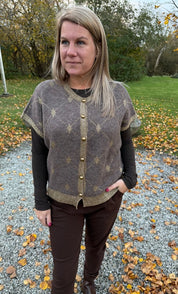 BCElva - Stickad Väst- Taupe - Nyhet