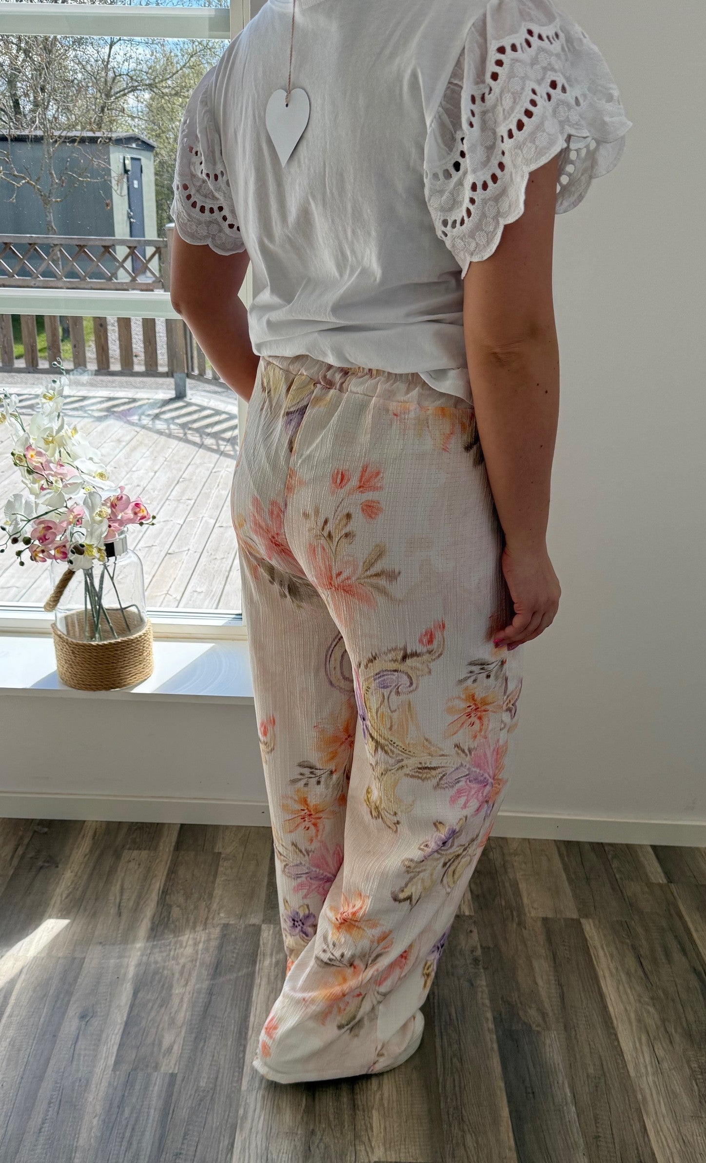 Bjorg byxor med blommor Beige
