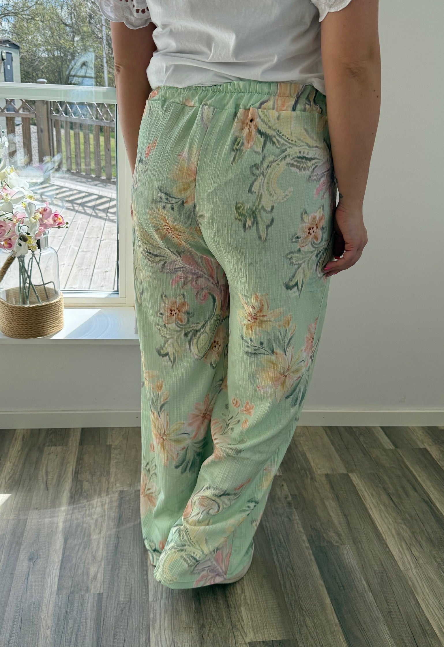 Bjorg byxor med blommor Lime