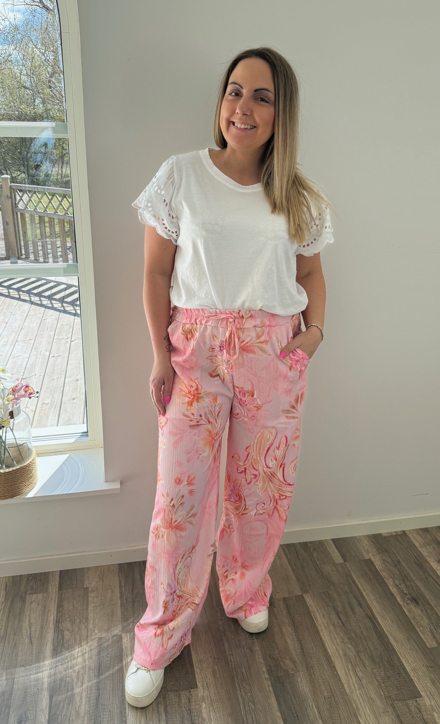 Bjorg byxor med blommor Rosa
