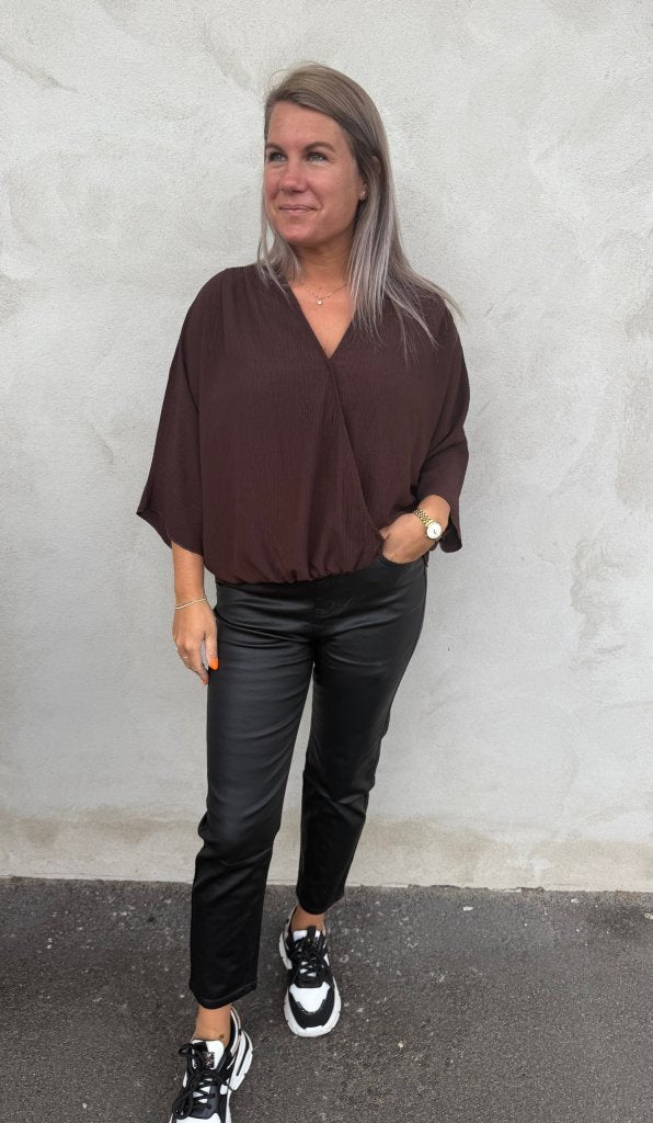 Frida- Blus V-ringad omlott - Choco- Nyhet