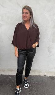Frida- Blus V-ringad omlott - Choco- Nyhet