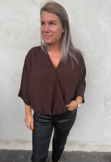Frida- Blus V-ringad omlott - Choco- Nyhet