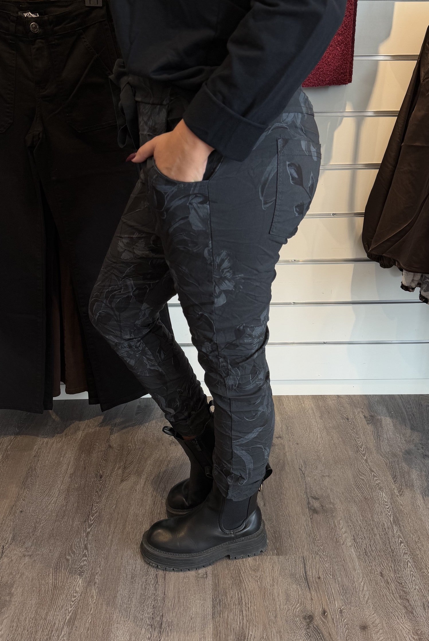 Bodil Magiska byxor Flower Mörkgrå