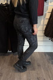 Bodil Magiska byxor Flower Mörkgrå