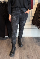 Bodil Magiska byxor Flower Mörkgrå