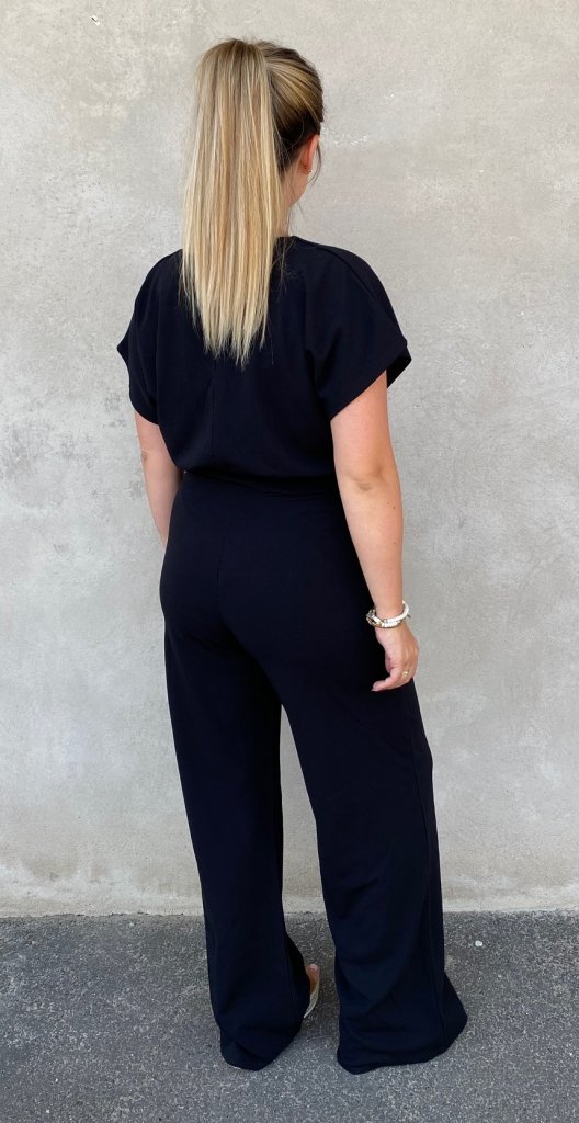 Linnea - Byxdress - Svart - Nyhet