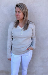Calista - Topp - Spets och knappar - Beige- Nyhet
