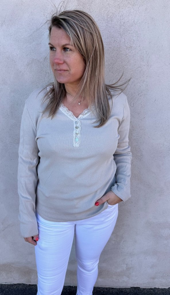 Calista - Topp - Spets och knappar - Beige- Nyhet