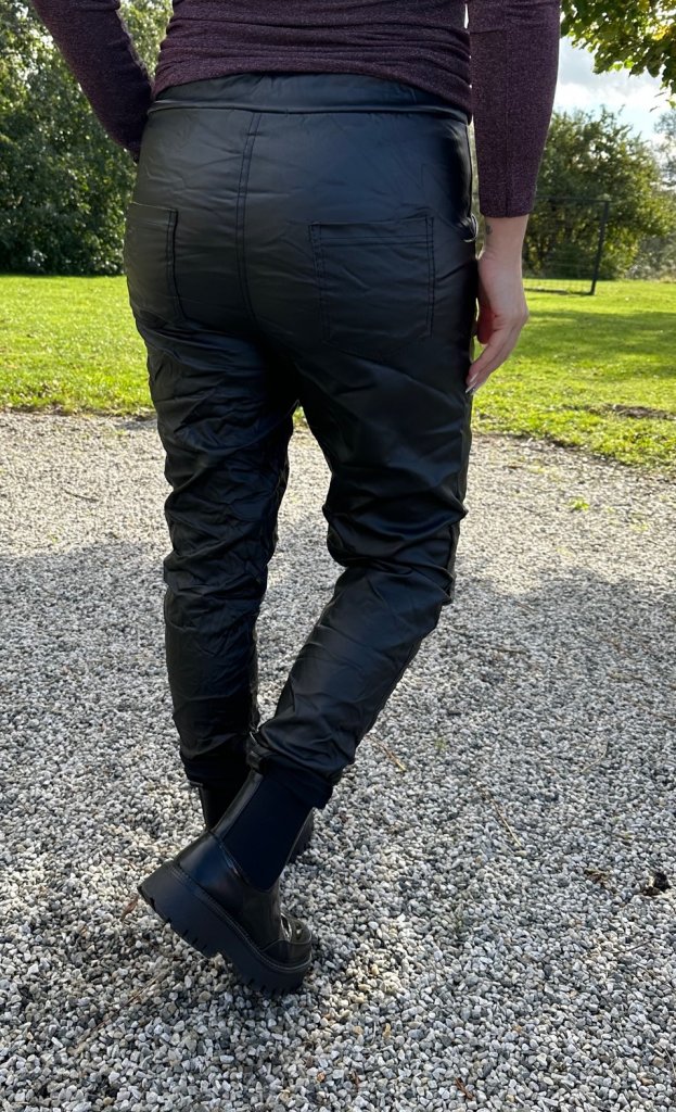 Casey - Vaxade Byxor -Svart  - Nyhet